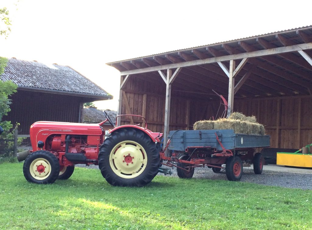 Porsche Trecker mir Heuwagen