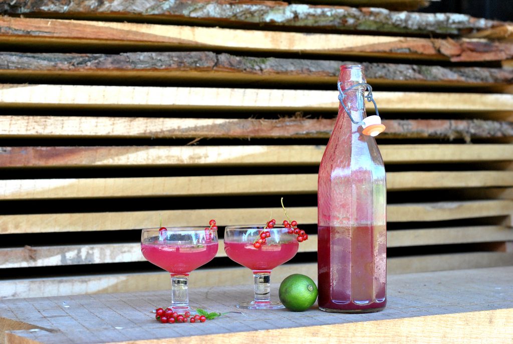 Flasche hausgemachter Sirup aus Johannisbeeren