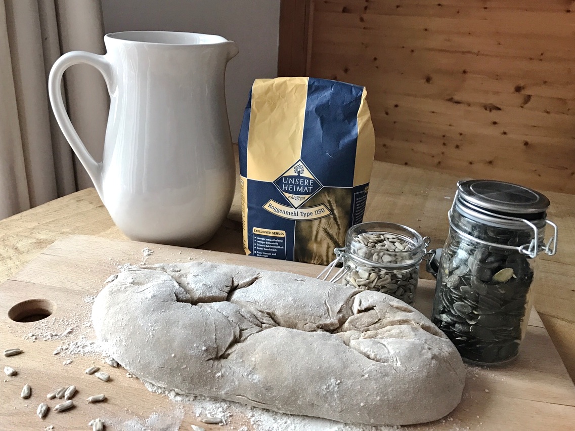 Homemade Bauernbrot mit Kräuterbutter