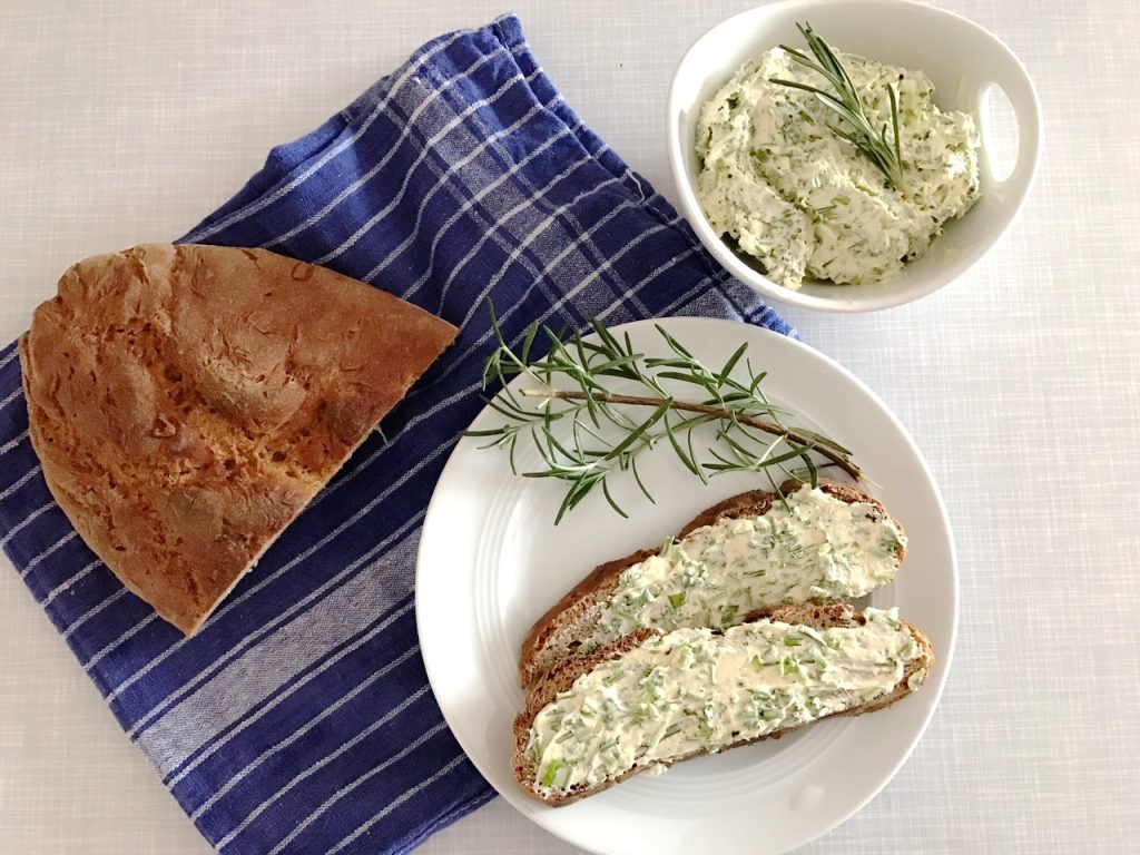 Hausgemachtes Bauernbrot mit frischer Kräuterbutter