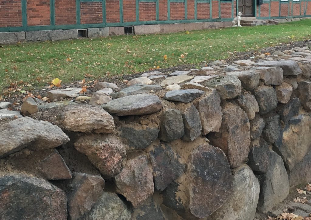 Natursteinwall